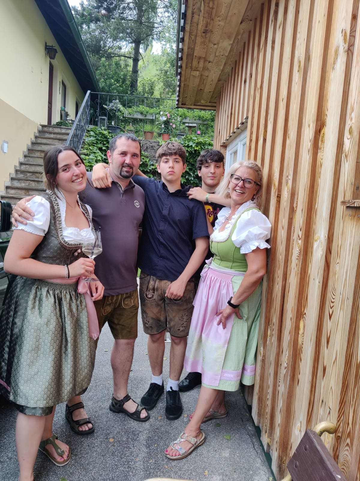 Familie Lieschnegg vor dem Weingut